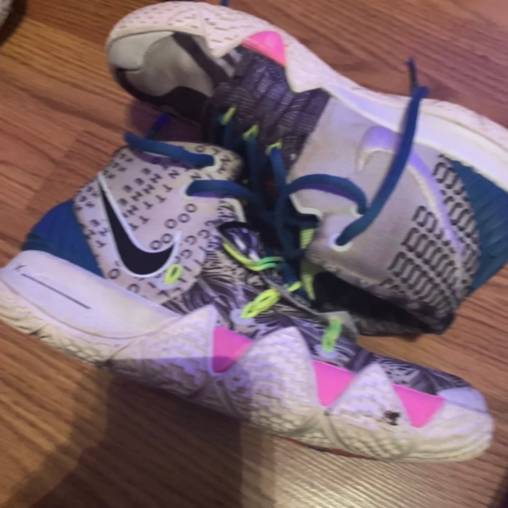 Kyrie basketball shoes size 3.5